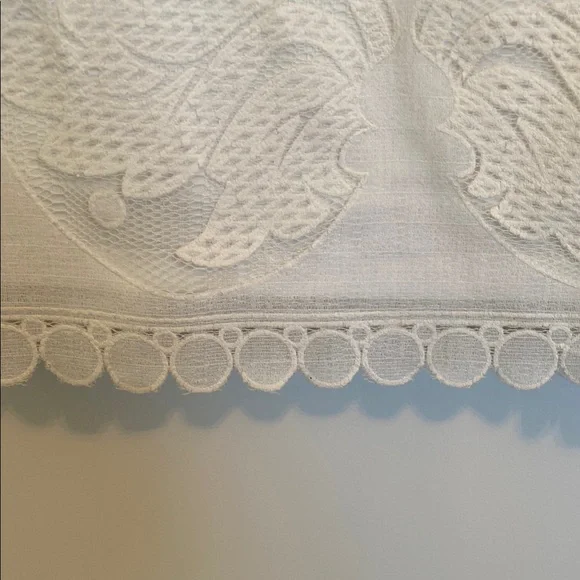 White Sleeveless Lace Dress - Picture 2 of 4